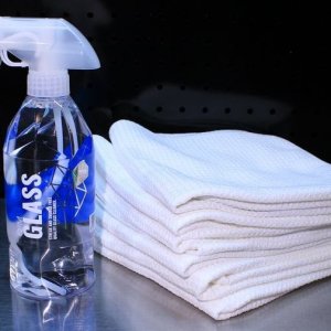 GYEON Glass Cleaner Removing the happy face in Vinyl Fog
