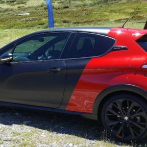 Peugeot_208GTI_01