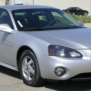 800px-2004_Pontiac_Grand_Prix_--_NHTSA