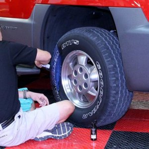 002 Red Chevy Avalanche Detail Class at Autogeek with Mike Phillips