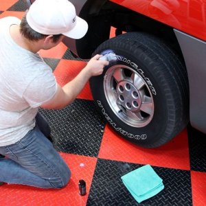 002 Red Chevy Avalanche Detail Class at Autogeek with Mike Phillips