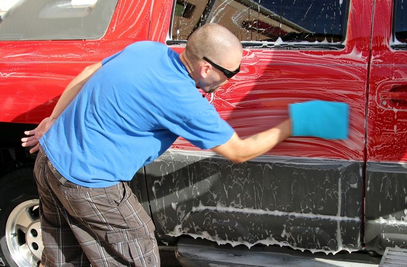 002 Red Chevy Avalanche Detail Class at Autogeek with Mike Phillips