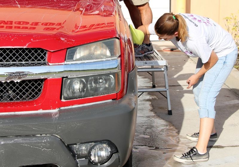 002 Red Chevy Avalanche Detail Class at Autogeek with Mike Phillips