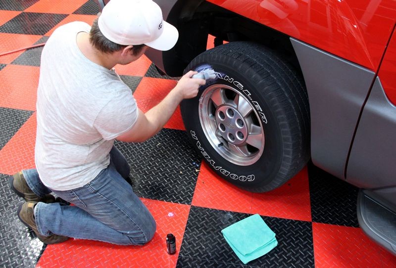 002 Red Chevy Avalanche Detail Class at Autogeek with Mike Phillips