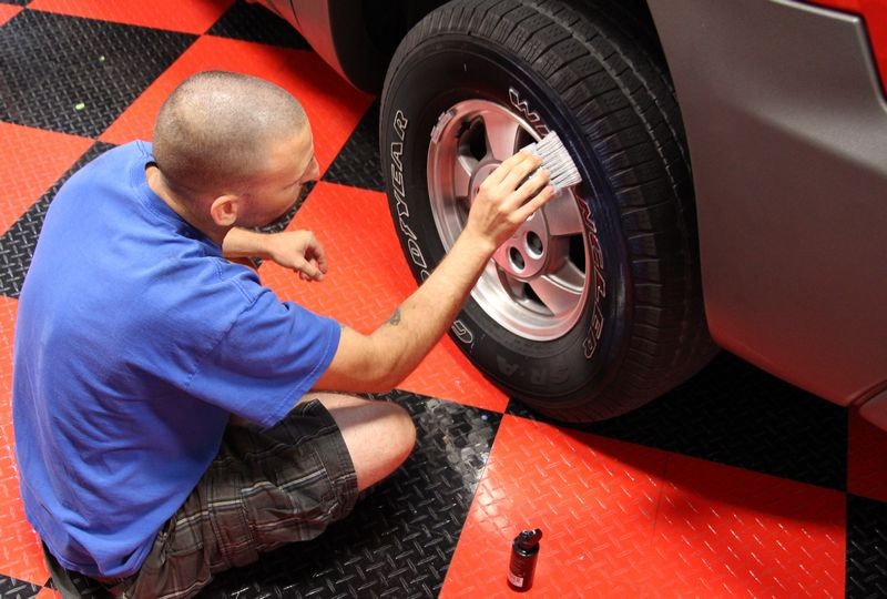 002 Red Chevy Avalanche Detail Class at Autogeek with Mike Phillips