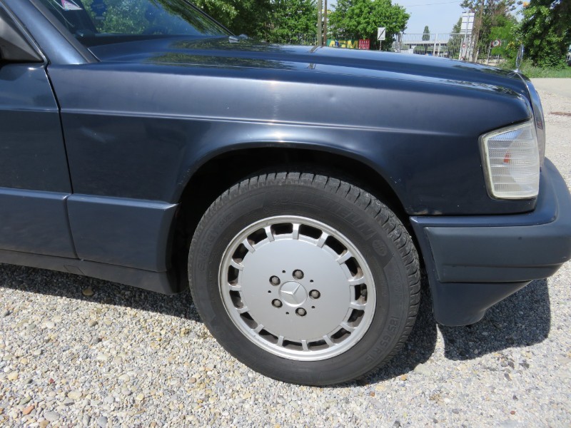1992 Mercedes-Benz 190 E | 1997cc | midnight blue 904