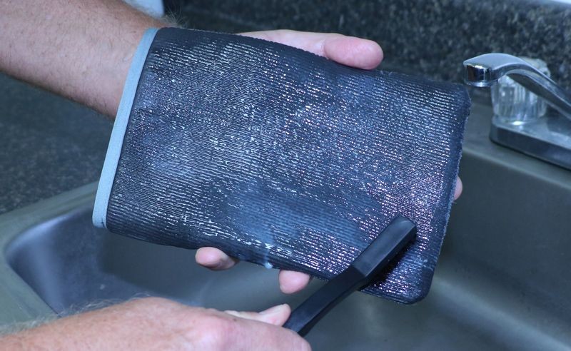 BLACKFIRE Synthetic Clay Mitt Cleaner