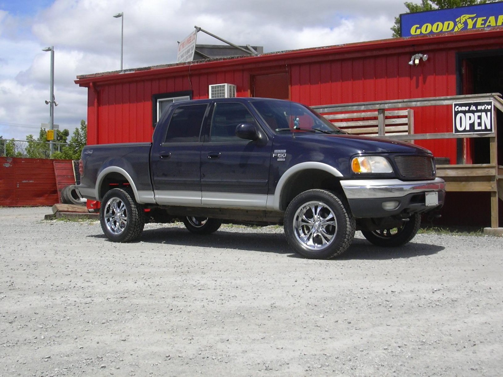 Boss_304_chrome_on_blue_Ford_truck