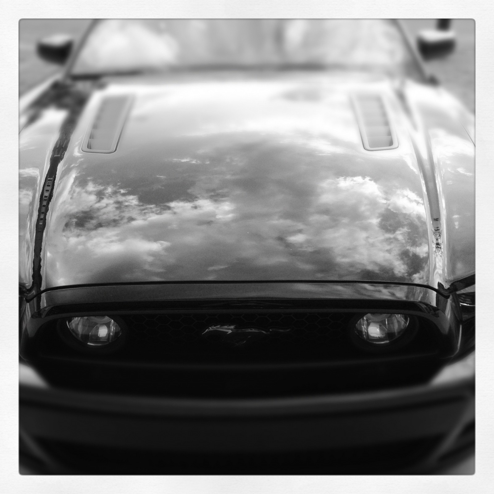 BW_clouds_in_the_hood