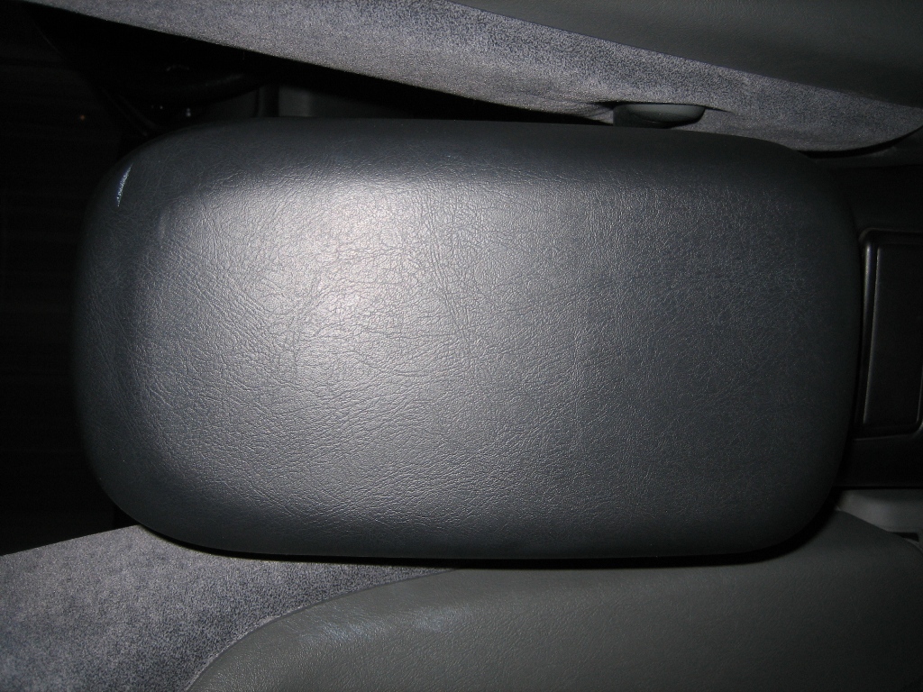 Center Console lid after cleaning with Shampoo Gel