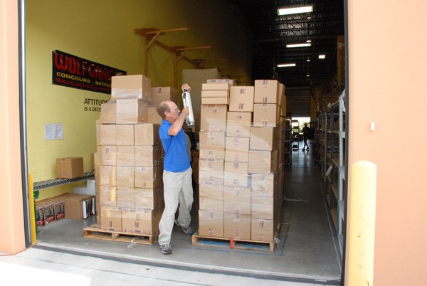 cyber-monday-wrapping-pallets