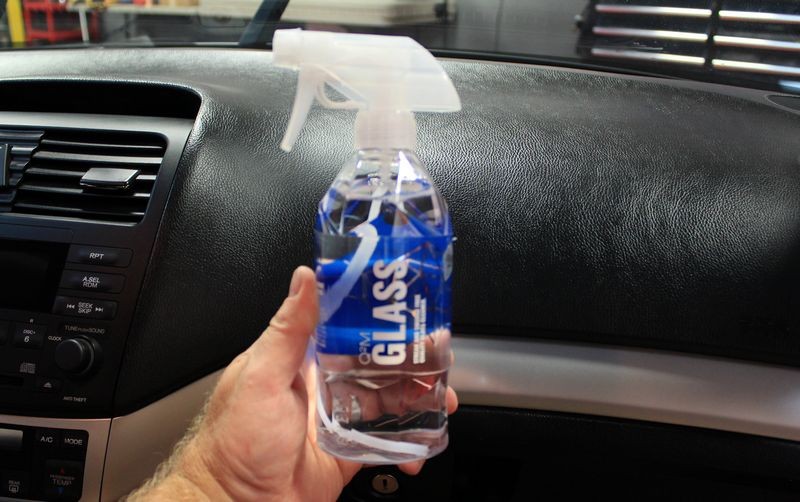 GYEON Glass Cleaner Removing the happy face in Vinyl Fog