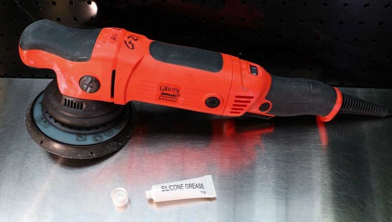 How to lubricate the shroud on long stroke polishers