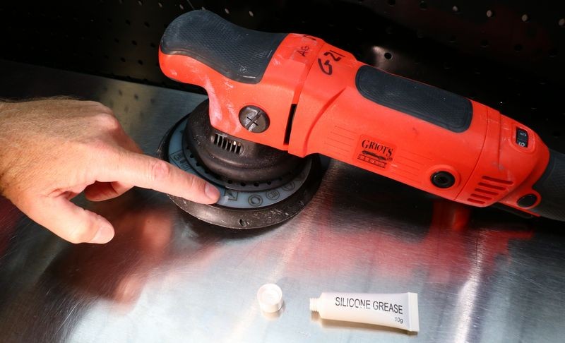 How to lubricate the shroud on long stroke polishers