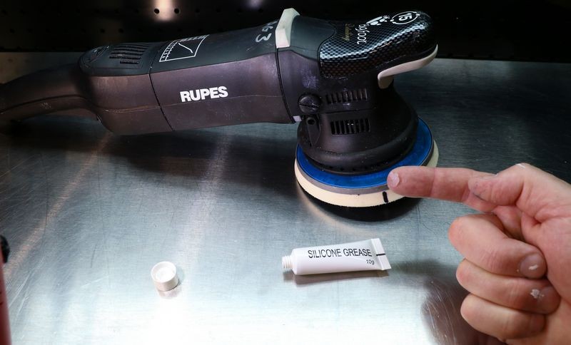 How to lubricate the shroud on long stroke polishers