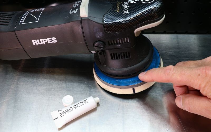 How to lubricate the shroud on long stroke polishers