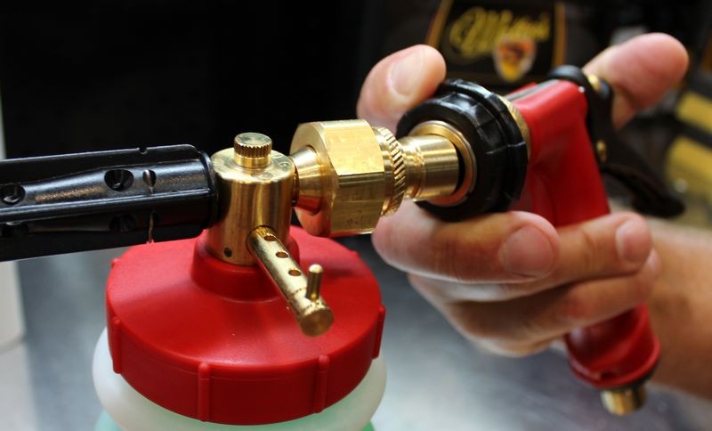 How to use a foam gun to wash your car Mike Phillips