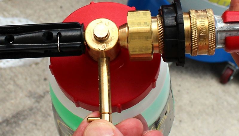 How to use a foam gun to wash your car Mike Phillips