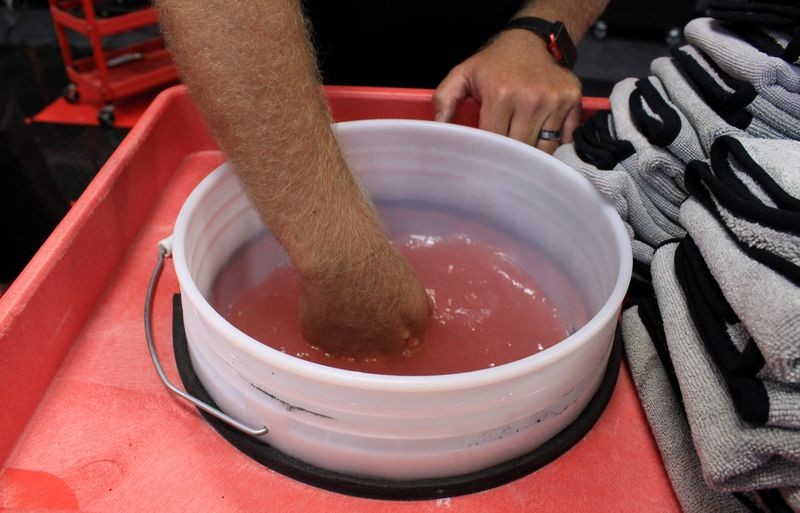 How to use a rinseless wash to clean your car