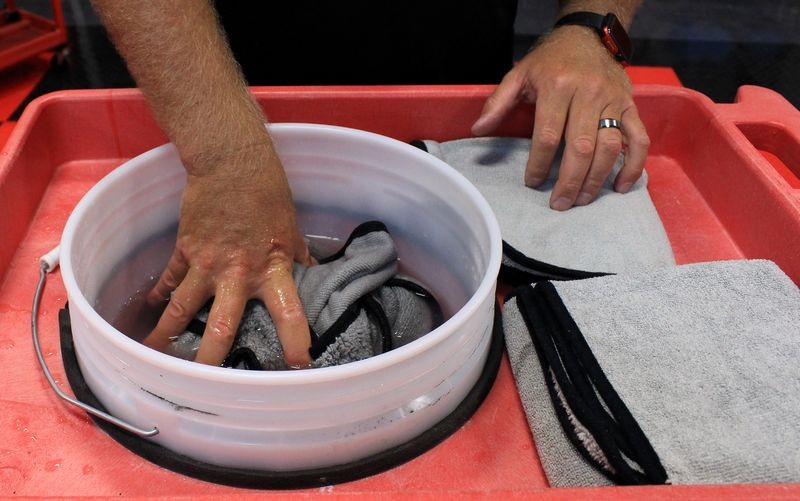How to use a rinseless wash to clean your car
