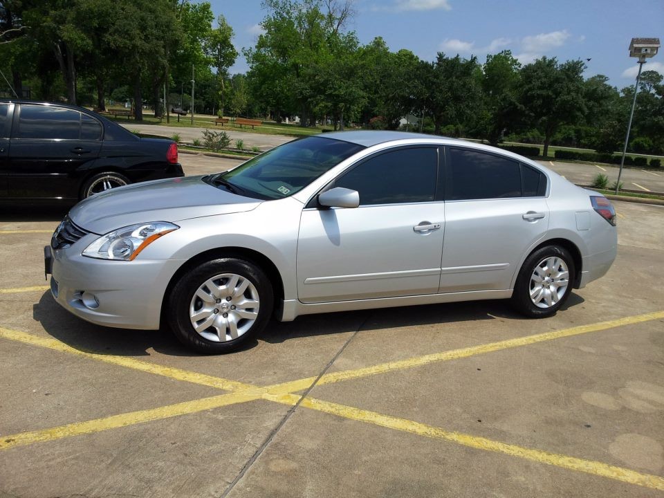 Side View Detail (Nissan Altima 2012)