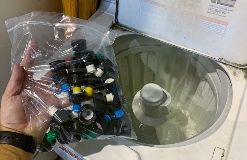 Washing RUPES self cleaningi bottle caps