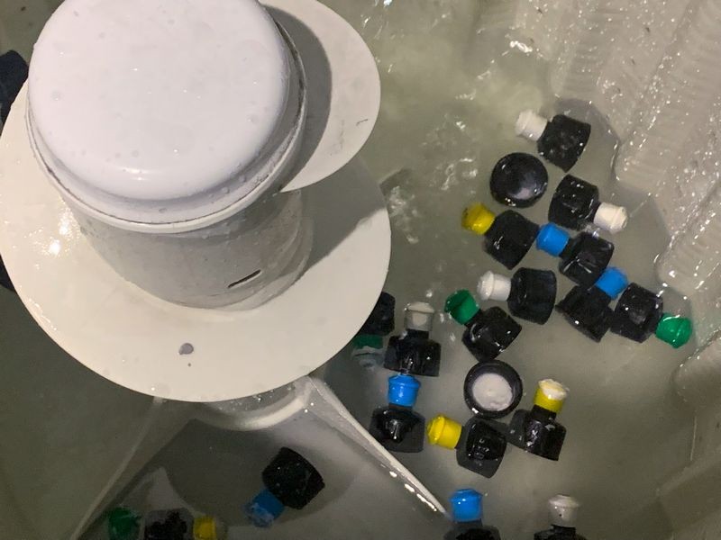Washing RUPES self cleaningi bottle caps
